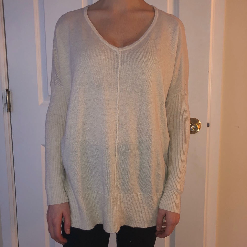 QUINN Oatmeal V-Neck Sweater Sz M